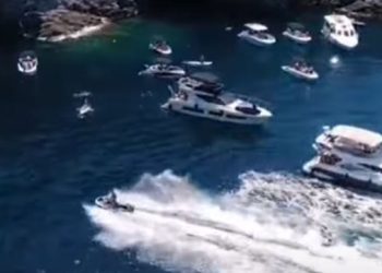 Ozlijeđena jedna osoba! Identificirane dvije budale koje su se jet skijevima zaletjele među plovila i kupače