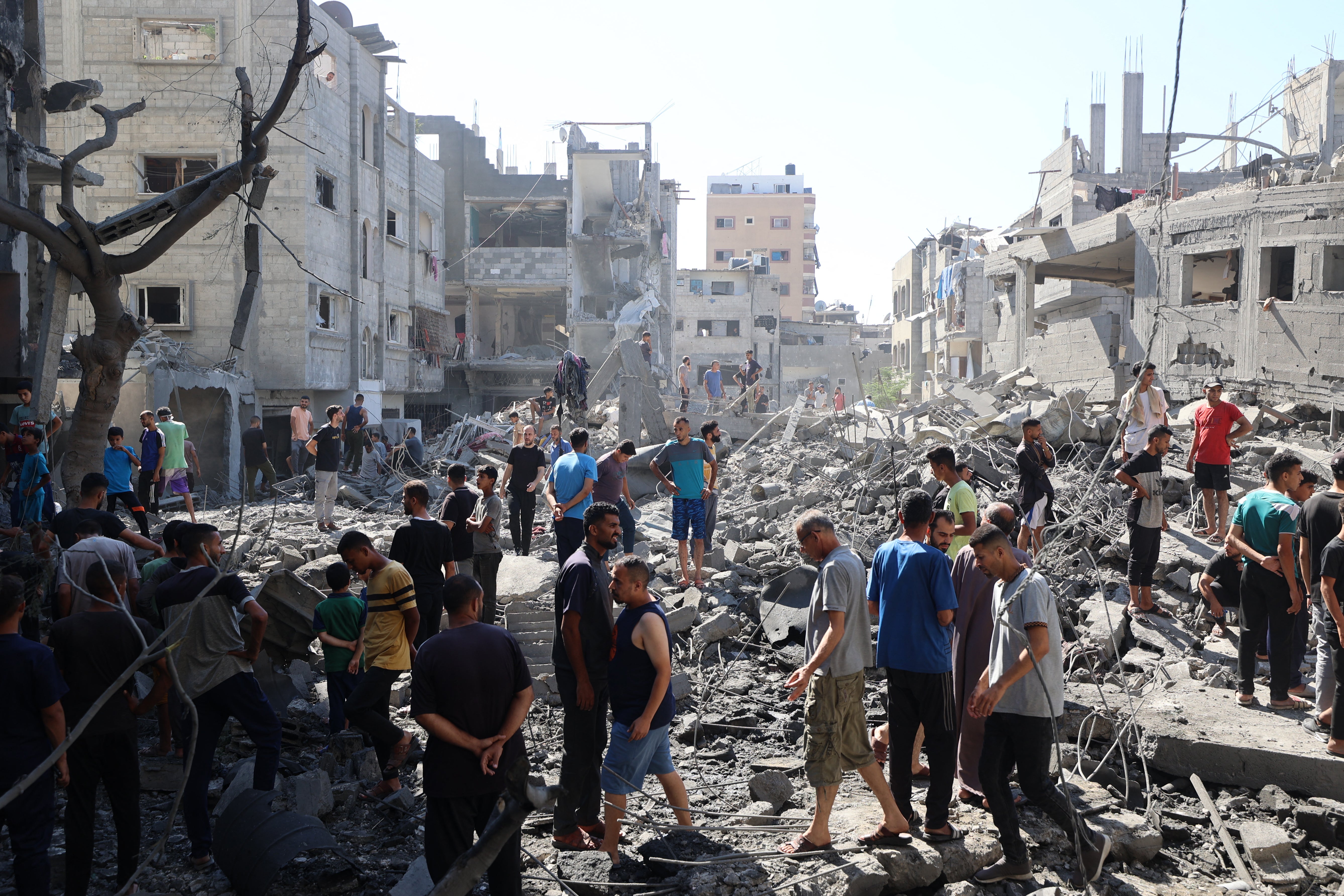 Palestinci pregledavaju štetu nakon izraelskog štrajka u kampu al-Bureij u središnjoj traci Gaze