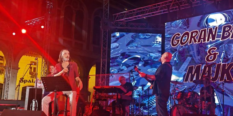 POČEO 65. SPLITSKI FESTIVAL Zvijezde prve večeri: Goran Bare i Majke te Alice Armstrong i Tommy Tito