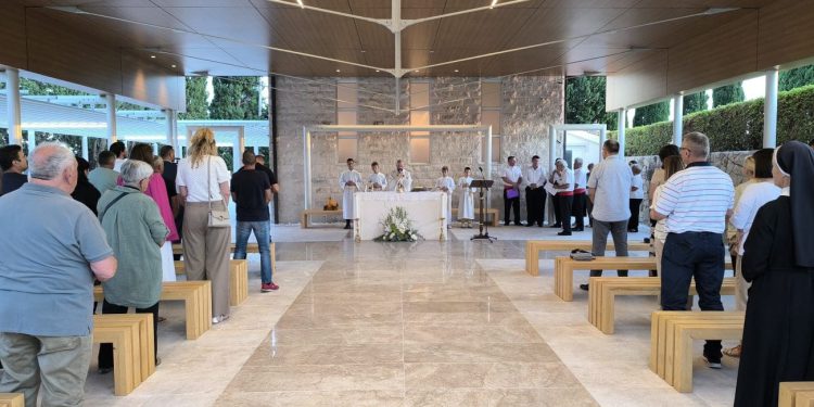 PODSTRANA Svečano otvoren prostor za oproštaj od pokojnika i blagoslovljen novi oltar