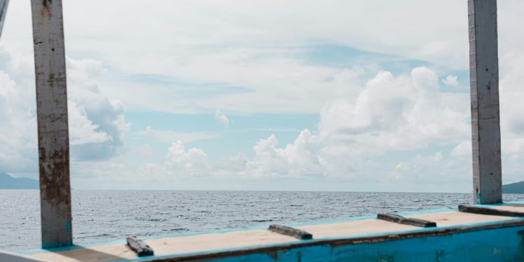 POMORSKA NESREĆA Prevrnuo se brod pun turista: "Presudila mu je oluja, ima 27 žrtava!"