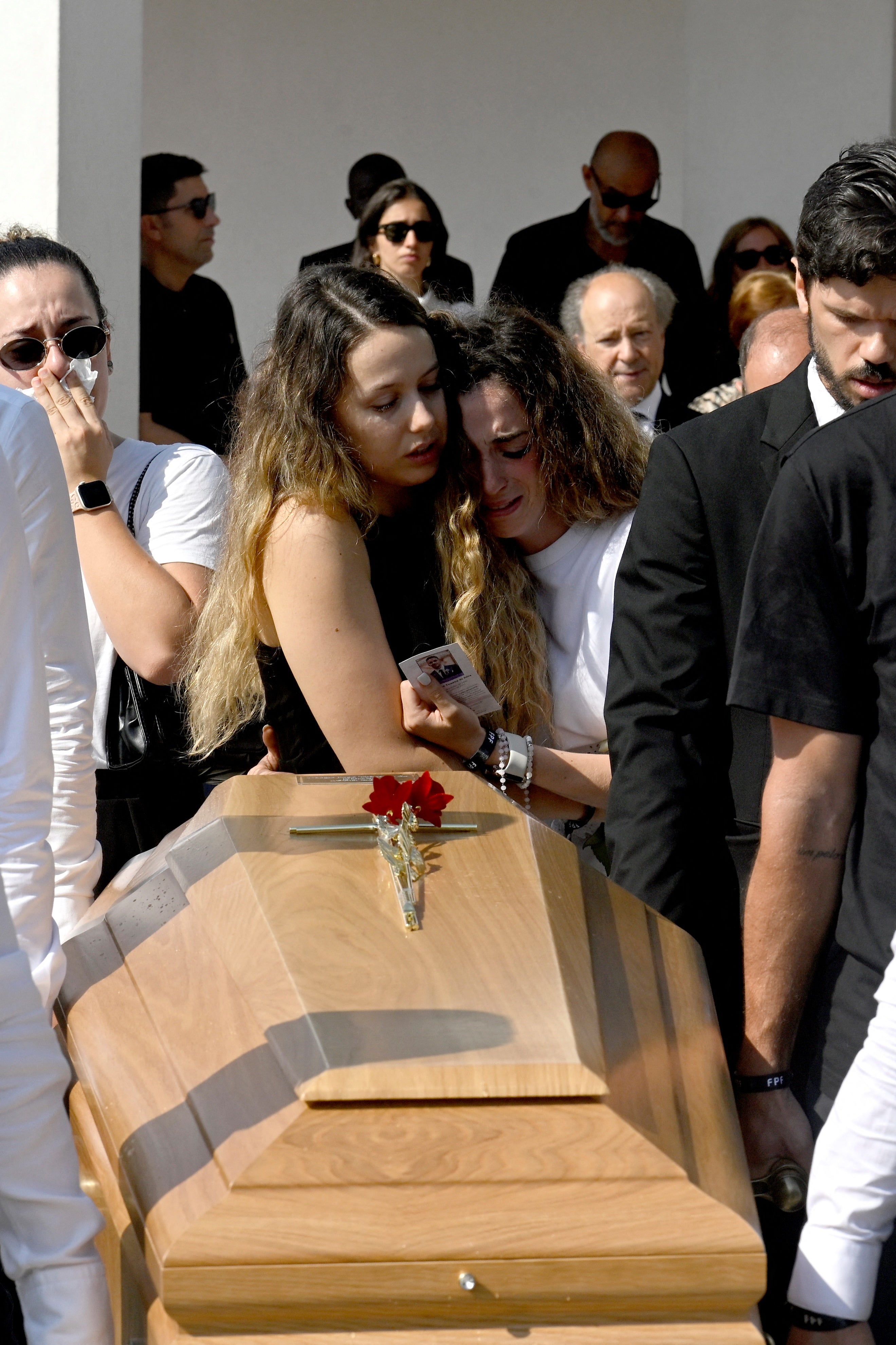 Supruga Diogo Jota Rute Cardoso (desno) i njezina sestra reagiraju dok Pallbearers nose lijes