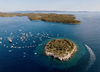 POTEZANJE MRDUJE U neizvjesnom odmjeravanju snaga Bračana i Šoltana sudjelovalo preko 300 brodica,”otok spoticanja” u Splitskim vratima pripao Šoltanima
