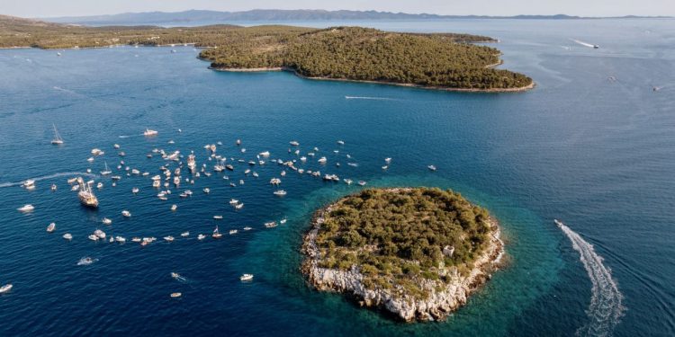 POTEZANJE MRDUJE U neizvjesnom odmjeravanju snaga Bračana i Šoltana sudjelovalo preko 300 brodica,”otok spoticanja” u Splitskim vratima pripao Šoltanima