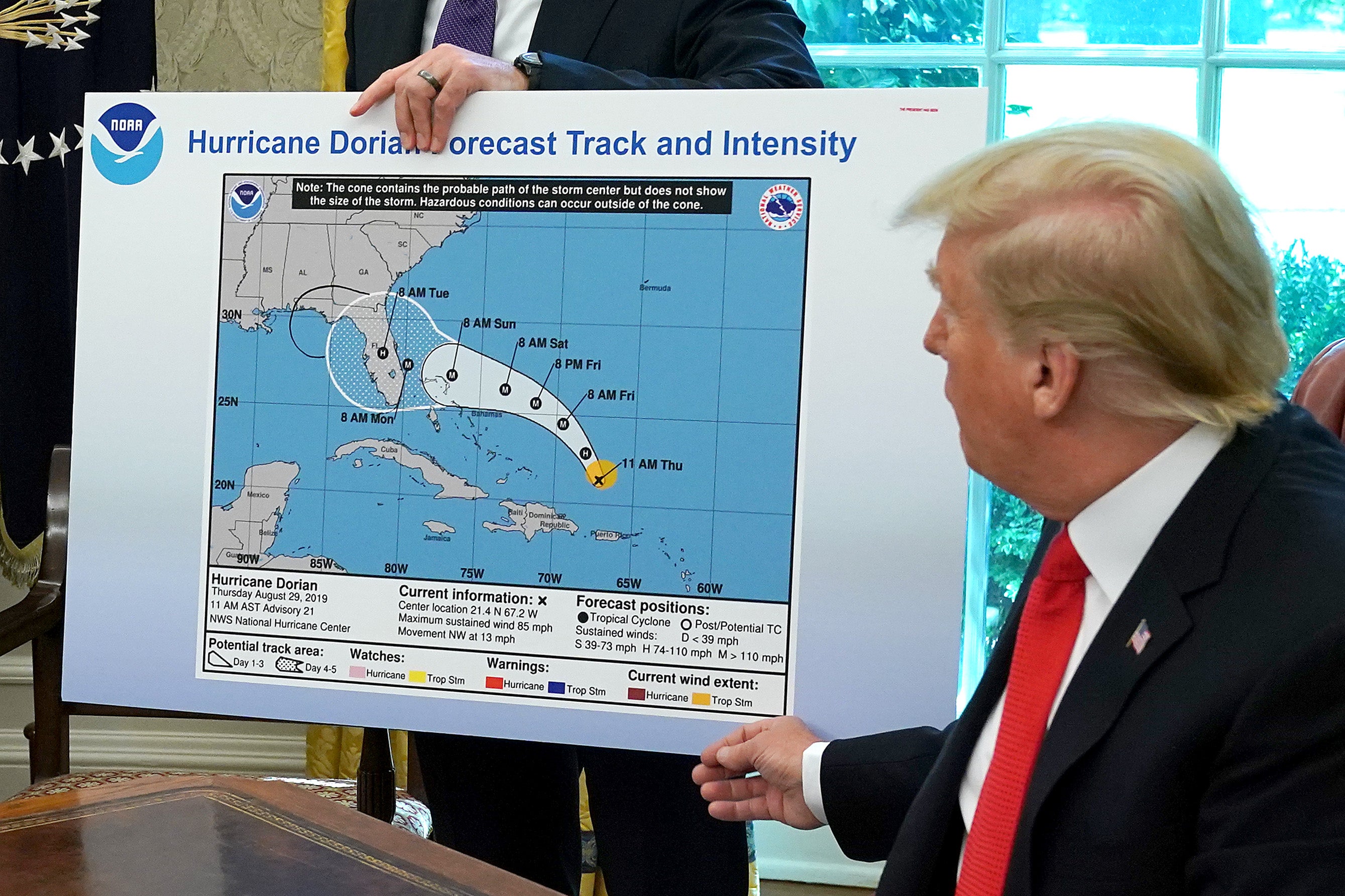 Dvoje visokih dužnosnika NOAA-e, koji su radili na istrazi 'Sharpigate', stavljena su na dopust usred sukoba s novom Trumpovom administracijom.