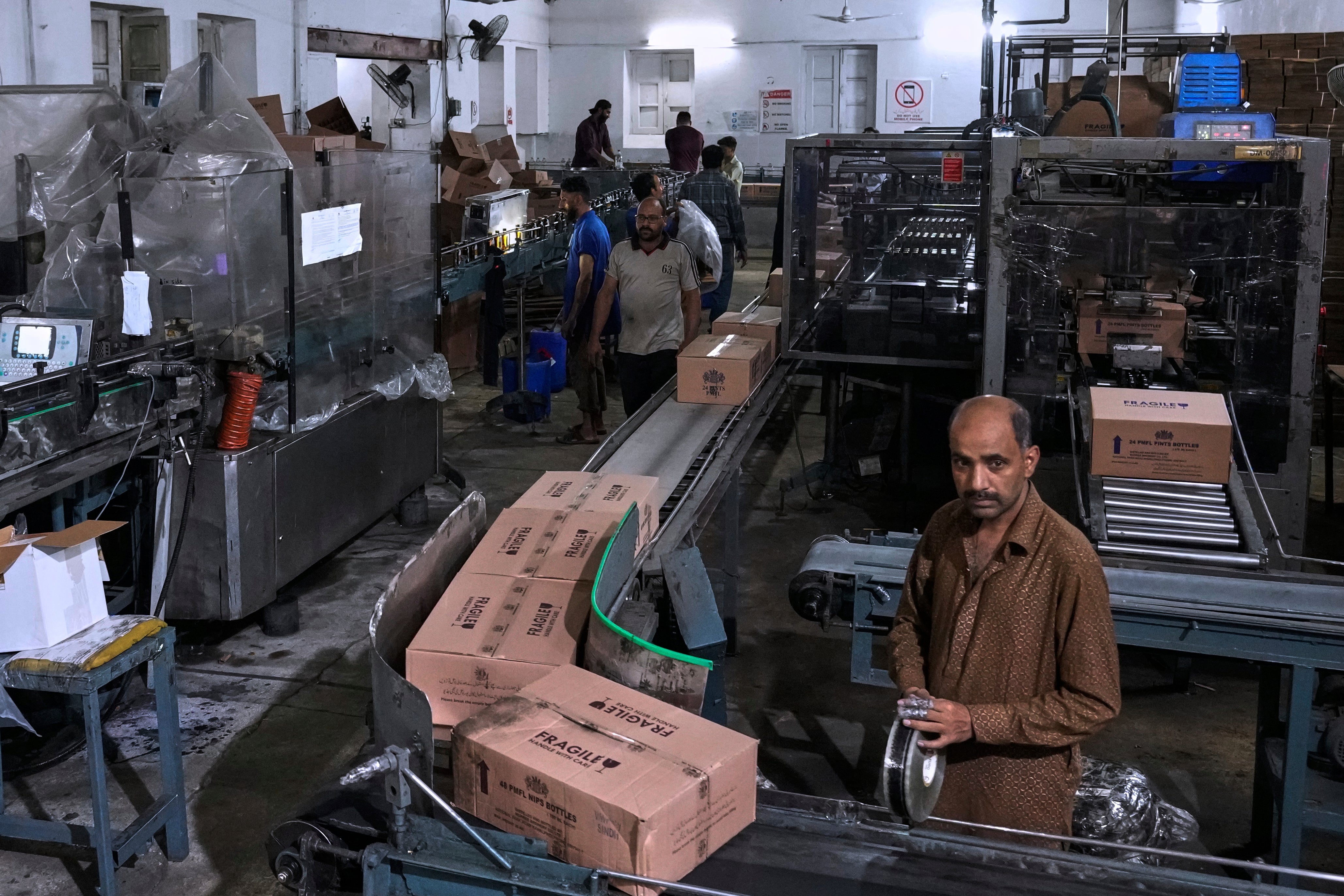 Pakistan zaposlenici pivovare Murree rade u proizvodnoj jedinici za proizvodnju alkoholnih pića, u Rawalpindi, Pakistan, ponedjeljak, 23. lipnja 2025. (AP Photo/Anjum Naveed)
