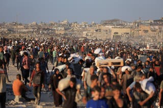 Palestinci nose zalihe pomoći koje su ušli u Gazu kroz Izrael, u Beit Lahia