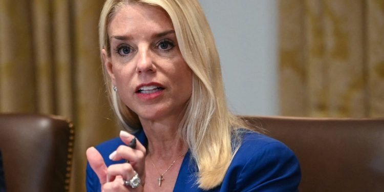 Pam Bondi preskače samit o trgovini ljudima zbog medicinskog izdanja