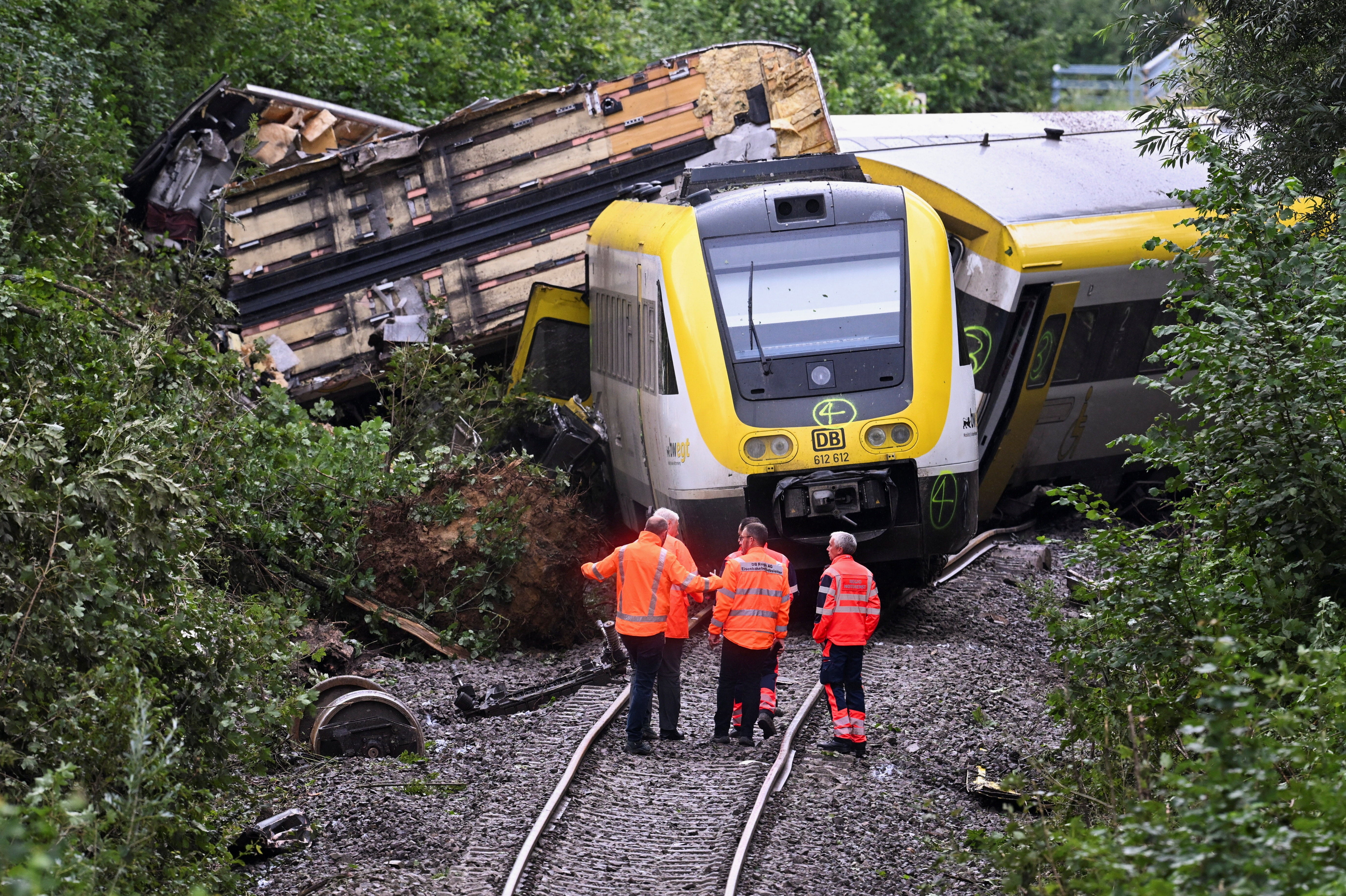Članovi njemačkih željeznica Deutsche Bahn stoje na mjestu gdje je lokalni putnički vlak srušio uzrokujući nekoliko žrtava, u Riedlingenu u blizini Biberacha