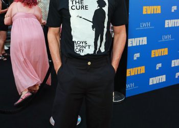 Pedro Pascal su obožavatelji mobili kao što su ga prvi put vidjeli otkako je JK Rowling prelazio nakon što ju je nazvao “groznim gubitnikom” dok je branio trans zajednicu dok vodi zvijezde u Evita Press Night