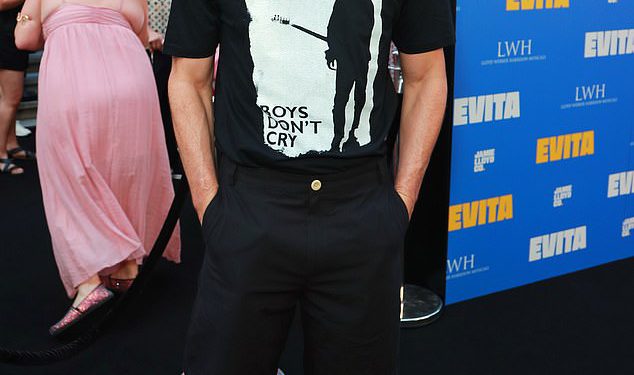 Pedro Pascal su obožavatelji mobili kao što su ga prvi put vidjeli otkako je JK Rowling prelazio nakon što ju je nazvao “groznim gubitnikom” dok je branio trans zajednicu dok vodi zvijezde u Evita Press Night