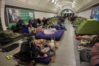 Ljudi se sklone unutar stanice metroa tijekom ruskog štrajka drona u Kijevu