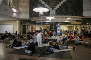 Ljudi se sklone unutar stanice metroa tijekom ruskog štrajka drona u Kijevu