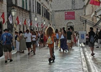 Pijani maloljetnik zabio se električnim romobilom u zid, zadobio teške tjelesne ozljede. Kazna će biti ‘paprena’