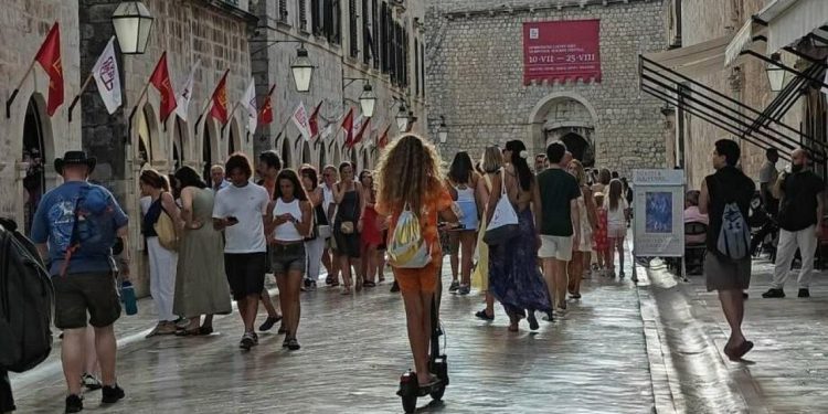Pijani maloljetnik zabio se električnim romobilom u zid, zadobio teške tjelesne ozljede. Kazna će biti ‘paprena’