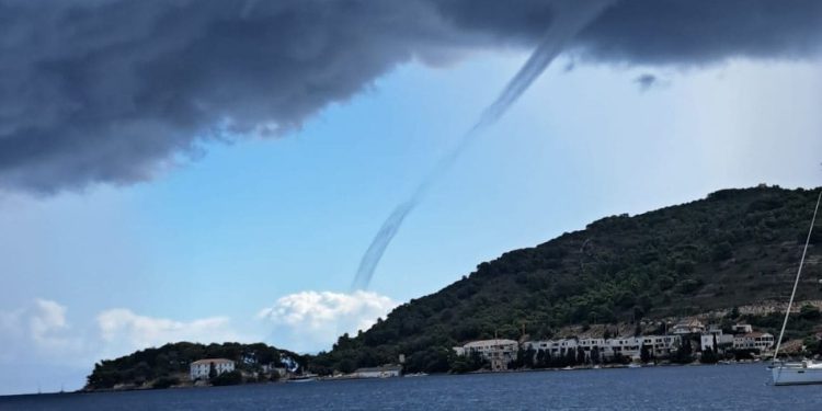 Pijavica iznenadila turiste na Visu: ‘Izgledala je kao tornado, nismo baš bili mirni…’
