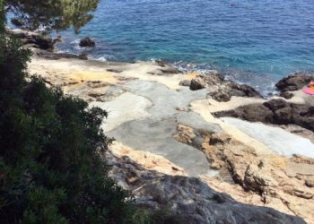 Plaža Gjivović privremeno zatvorena za korištenje zbog opasnog stabla