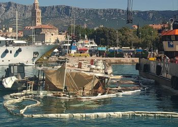 Počela komplicirana akcija izvlačenja broda iz splitske luke