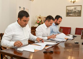 Počinje nova faza uređenja trogirske obale: Potpisan ugovor za širenje šetnice i uređenje gradske plaže Brigi