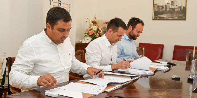 Počinje nova faza uređenja trogirske obale: Potpisan ugovor za širenje šetnice i uređenje gradske plaže Brigi