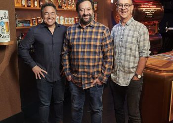 Pogledajte trenutak kada sigurnost mora ući i spremiti zvijezdu Channel Seven jer se uhvati u zagrijanom sukobu s suparničkim ventilatorom u Footyju