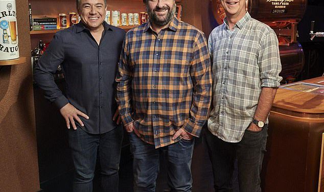 Pogledajte trenutak kada sigurnost mora ući i spremiti zvijezdu Channel Seven jer se uhvati u zagrijanom sukobu s suparničkim ventilatorom u Footyju