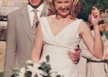 Pogodite tko? Zvijezda kanala 7 je neprepoznatljivo u nostalgičnom povratnom fotografiji vjenčanja