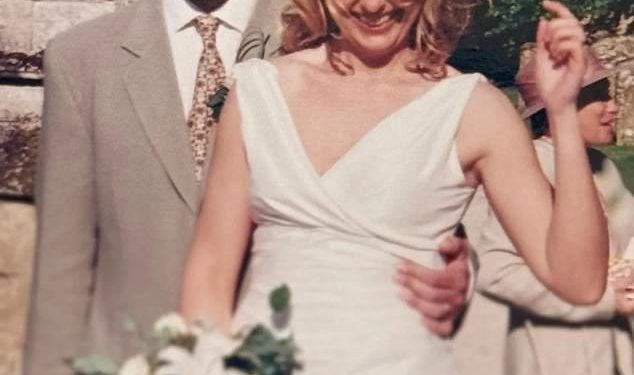 Pogodite tko? Zvijezda kanala 7 je neprepoznatljivo u nostalgičnom povratnom fotografiji vjenčanja