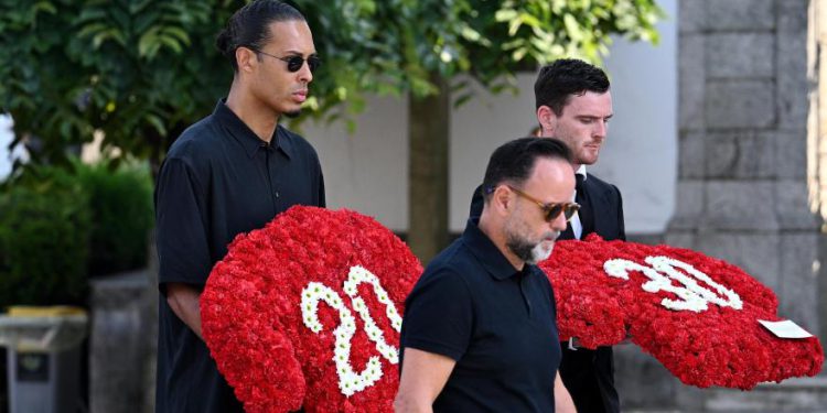 Pogrebni dio Diogo Jota, Dolazak Liverpoola u Church: The Tribute by Van Dijk i Robertson