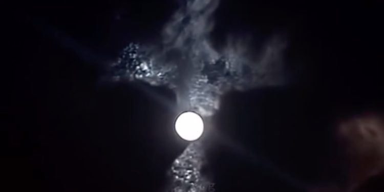 Pojavio se golemi križ na nebu iznad Australije: Ljudi zapanjeni diljem svijeta