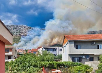 Policija otkrila tko je kriv za požar iznad Kaštela. Vatrogasni zapovjednik: “Gasi ga 115 vatrogasaca s 37 vozila”