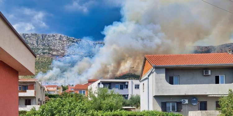 Policija otkrila tko je kriv za požar iznad Kaštela. Vatrogasni zapovjednik: “Gasi ga 115 vatrogasaca s 37 vozila”