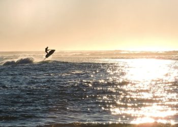 Policija traži luđaka koji se jet skijem zaletio među nautičare i kupače: “Mislimo da ima ozlijeđenih!”