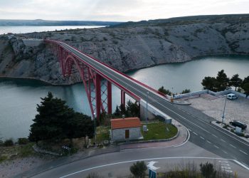 “Poskoci” slave 35 godina utrkom kajaka Zrmanjom: konkurencija 30 muških i ženskih posada specijalnih policijskih jedinica iz cijele Hrvatske