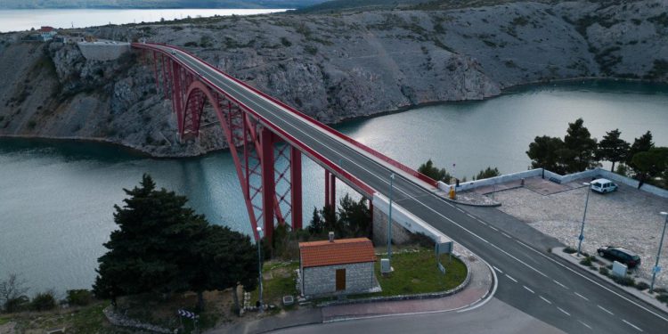 “Poskoci” slave 35 godina utrkom kajaka Zrmanjom: konkurencija 30 muških i ženskih posada specijalnih policijskih jedinica iz cijele Hrvatske