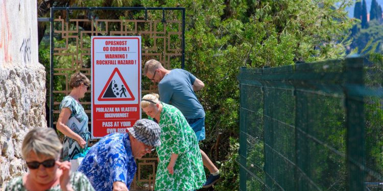 Postavljene nove ograde na putu do plaže Bellevue; jutarnji kupači ostali zatvoreni, natrag su se vraćali preskačući ogradu pa kroz žbunje