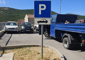 Postavljeni prometni znakovi kojima se naznačuje da je parkiranje dozvoljeno isključivo osobnim automobilima