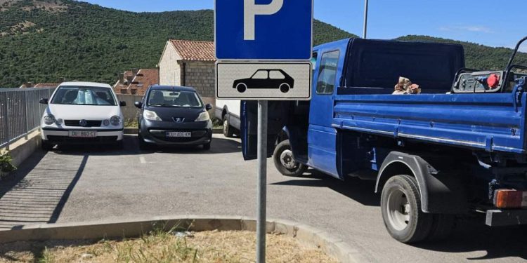 Postavljeni prometni znakovi kojima se naznačuje da je parkiranje dozvoljeno isključivo osobnim automobilima