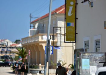 Potpuni prometni kolaps u Petrčanima! Zbog parkiranih automobila “zapelo” i vozilo hitne pomoći