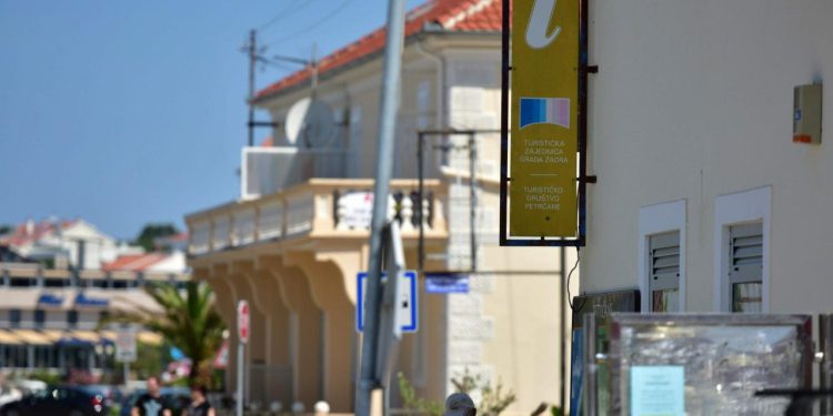 Potpuni prometni kolaps u Petrčanima! Zbog parkiranih automobila “zapelo” i vozilo hitne pomoći