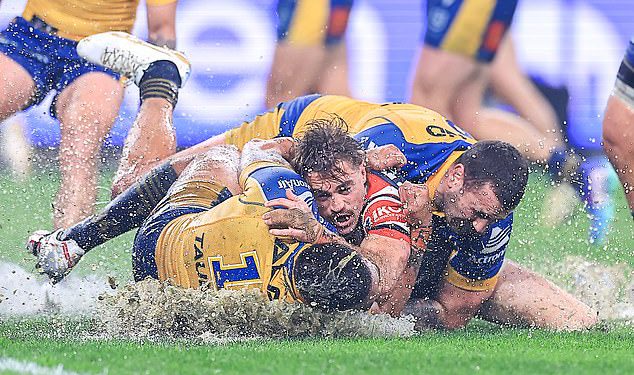 Potpuno novi 828 milijuna dolara Footy stadion suočen je s tim da je zatvoren šest tjedana zbog šokantnog problema