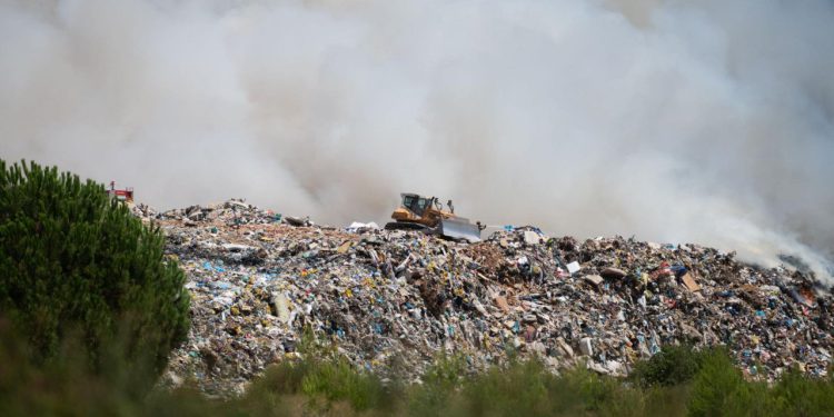 Požar na deponiju u Diklu pod kontrolom: “Zbog prisutnog dima zatvorite prozore i vrata”