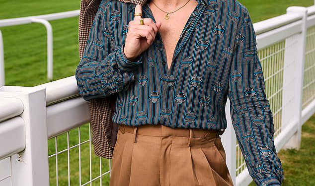 Pravi razlog koji stoji iza privlačnog pucanja u Sandown-u Chrisa Hughesa, nakon što je zvijezda viđena kako pozira za snimke usred romantike Jojo Siwa