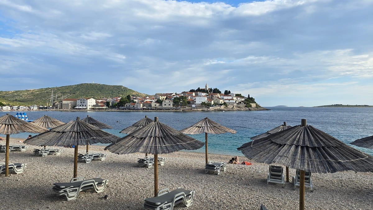 BIJESNA Žena iz BiH bacila "drvlje i kamenje" po turizmu u Hrvatskoj, posebno na Makarskoj rivijeri!