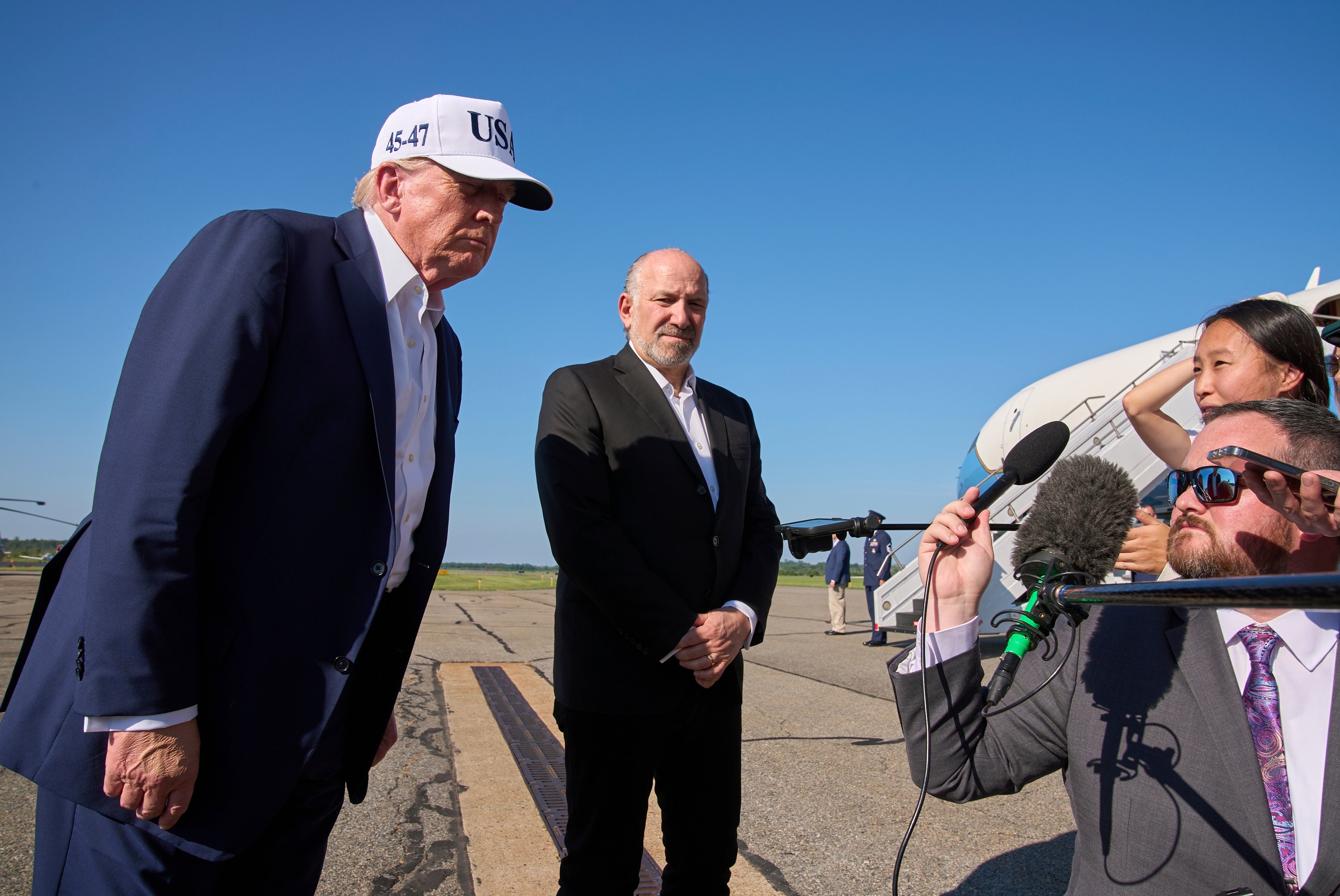 Predsjednik Donald Trump naginje se da čuje pitanje medija prije ukrcaja u zrakoplovnu zračnu luku Morristown, u Općinskoj zračnoj luci Morristown u Morristownu, NJ, u nedjelju, 6. srpnja 2025., na putu za Washington nakon vikenda u New Jerseyju. (AP Photo/Jacquelyn Martin)
