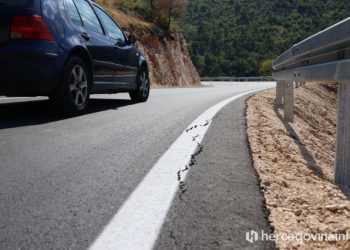 Problemi na novoobnovljenoj dionici prometnice Mostar – Čitluk, prijeti klizište, ispucao asfalt i iskrivljena ograda