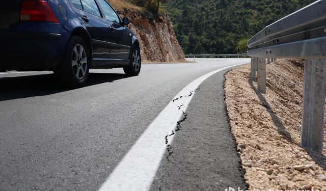 Problemi na novoobnovljenoj dionici prometnice Mostar – Čitluk, prijeti klizište, ispucao asfalt i iskrivljena ograda