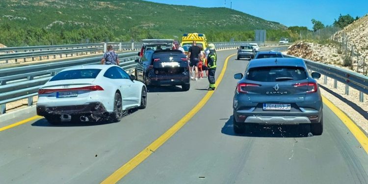 Prometna nesreća na autocesti kod Vučevice. Hitna pomoć stigla, ali srećom nije bilo ozlijeđenih