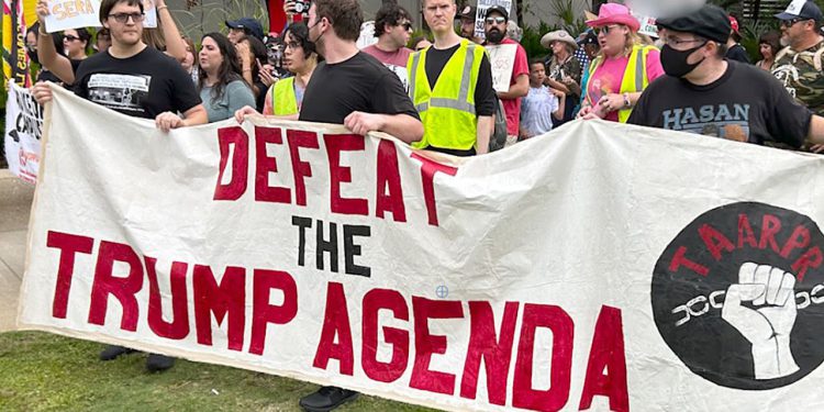 Prosvjednici protiv leda sukobljavaju se sa sudionicima izvan samita TPUSA u Tampi