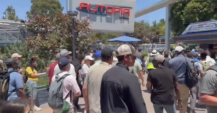 Prosvjednici se okupljaju u Disneylandu dok JD Vance posjećuje odmaralište s obitelji | Vijesti